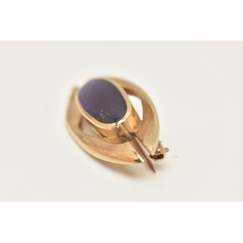 65 - A 9CT GOLD AMETHYST BROOCH, designed as a central oval amethyst within a collet setting, to the spli... 