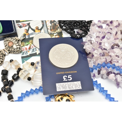 92 - A BAG OF ASSORTED COSTUME JEWELLERY, to include a quartz chip bead necklace fitted with a white meta... 