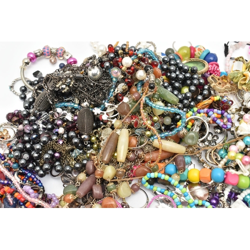 94 - A BAG OF ASSORTED COSTUME JEWELLERY, various pieces including brooches, bracelets, necklaces, rings ... 