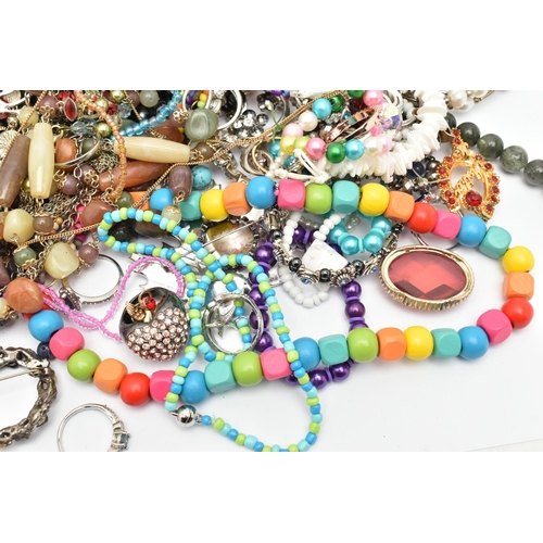 94 - A BAG OF ASSORTED COSTUME JEWELLERY, various pieces including brooches, bracelets, necklaces, rings ... 