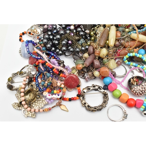 94 - A BAG OF ASSORTED COSTUME JEWELLERY, various pieces including brooches, bracelets, necklaces, rings ... 