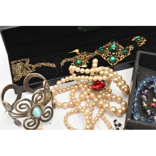 96 - AN ASSORTMENT OF COSTUME JEWELLERY, to include imitation pearl necklaces, paste necklaces, brooch, c... 