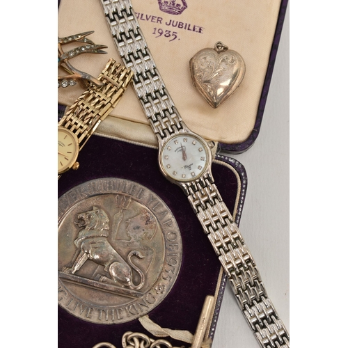 126 - A SELECTION OF SILVER, WHITE METAL, WATCHES, COSTUME AND COMMEMORATIVE COINS, to include a hinged ba... 