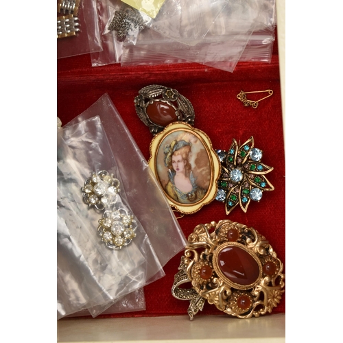 127 - A SELECTION OF SILVER, COSTUME JEWELLERY AND JEWELLERY BOXES, to include a silver hinged bangle with... 