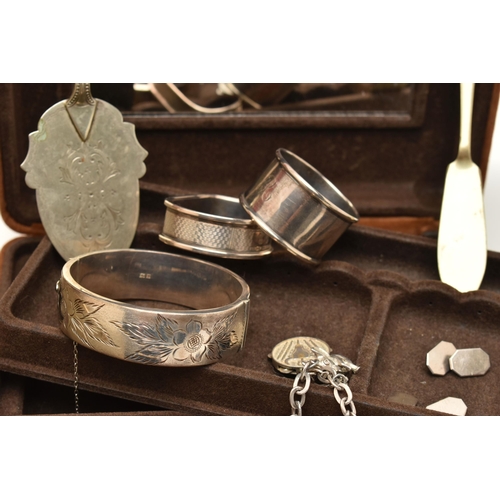 127 - A SELECTION OF SILVER, COSTUME JEWELLERY AND JEWELLERY BOXES, to include a silver hinged bangle with... 