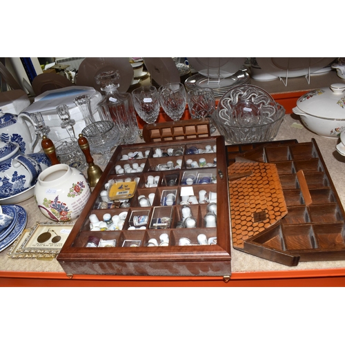 369 - A GROUP OF CERAMICS, GLASS AND SUNDRY ITEMS, to include a collection of thimbles with display cases,... 