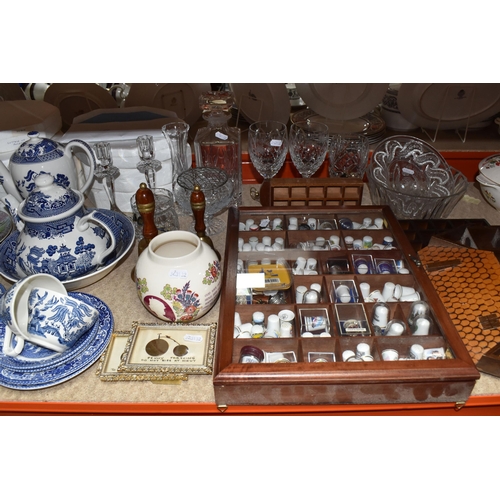 369 - A GROUP OF CERAMICS, GLASS AND SUNDRY ITEMS, to include a collection of thimbles with display cases,... 