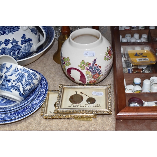 369 - A GROUP OF CERAMICS, GLASS AND SUNDRY ITEMS, to include a collection of thimbles with display cases,... 