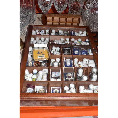 369 - A GROUP OF CERAMICS, GLASS AND SUNDRY ITEMS, to include a collection of thimbles with display cases,... 