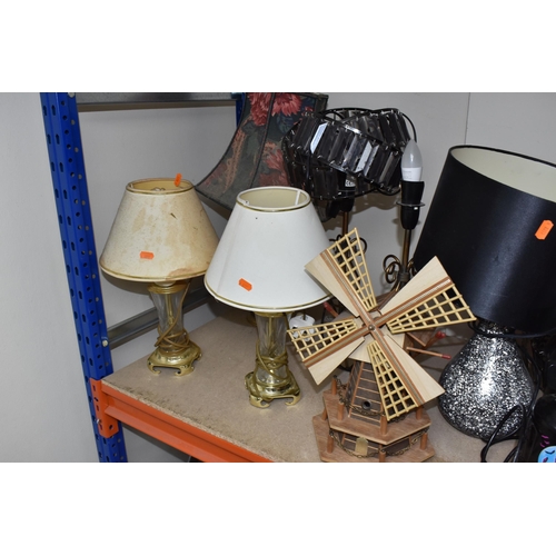 385 - A GROUP OF LAMPS AND TALL ITEMS, to include a pair of glass and gold plastic table lamps with cream ... 