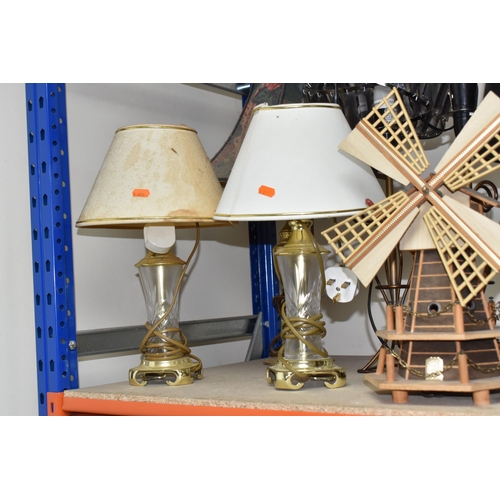 385 - A GROUP OF LAMPS AND TALL ITEMS, to include a pair of glass and gold plastic table lamps with cream ... 