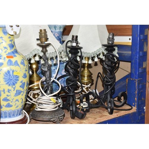 423 - A LARGE QUANTITY OF LAMPS AMD DECORATIVE ORNAMENTS to include approximately fourteen lamps of assort... 