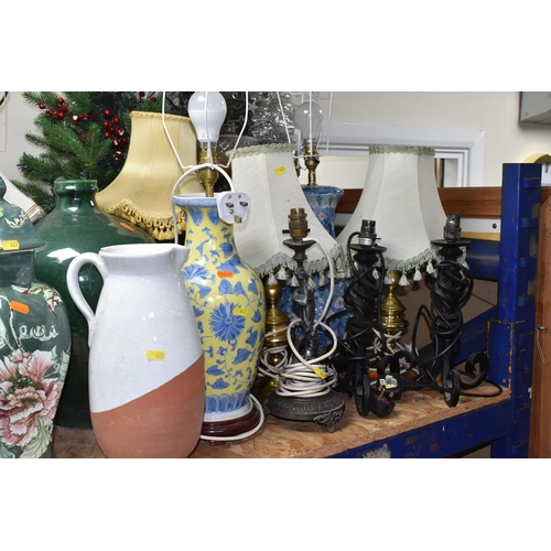 423 - A LARGE QUANTITY OF LAMPS AMD DECORATIVE ORNAMENTS to include approximately fourteen lamps of assort... 