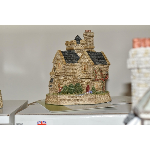 435 - A GROUP OF FOURTEEN BOXED DAVID WINTER COTTAGES SCULPTURES to include a limited edition 'Quindene Ma... 