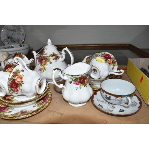 484 - A ROYAL ALBERT 'OLD COUNTRY ROSES' TEASET AND VINTAGE CUTLERY to include a twenty-one piece Old Coun... 