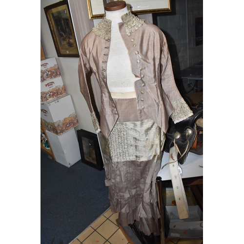 494 - AN EDWARDIAN LADIES' TWO PIECE SUIT DRESS, the bodice jacket and skirt in a pale brown fabric with c... 