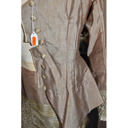 494 - AN EDWARDIAN LADIES' TWO PIECE SUIT DRESS, the bodice jacket and skirt in a pale brown fabric with c... 