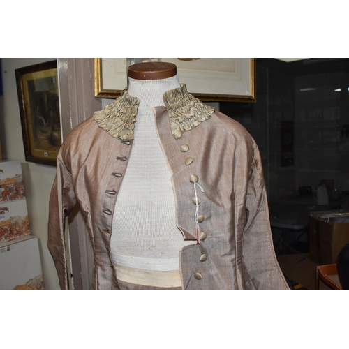 494 - AN EDWARDIAN LADIES' TWO PIECE SUIT DRESS, the bodice jacket and skirt in a pale brown fabric with c... 