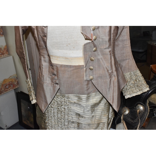 494 - AN EDWARDIAN LADIES' TWO PIECE SUIT DRESS, the bodice jacket and skirt in a pale brown fabric with c... 