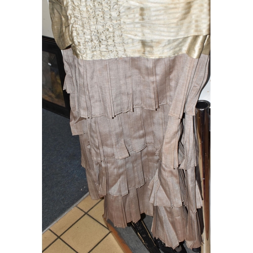 494 - AN EDWARDIAN LADIES' TWO PIECE SUIT DRESS, the bodice jacket and skirt in a pale brown fabric with c... 