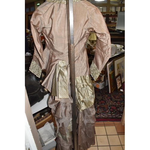 494 - AN EDWARDIAN LADIES' TWO PIECE SUIT DRESS, the bodice jacket and skirt in a pale brown fabric with c... 