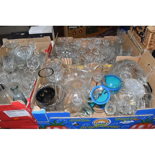 519 - FIVE BOXES AND LOOSE GLASSWARE, to include  a quantity of various drinking glasses wine, tumblers, l... 