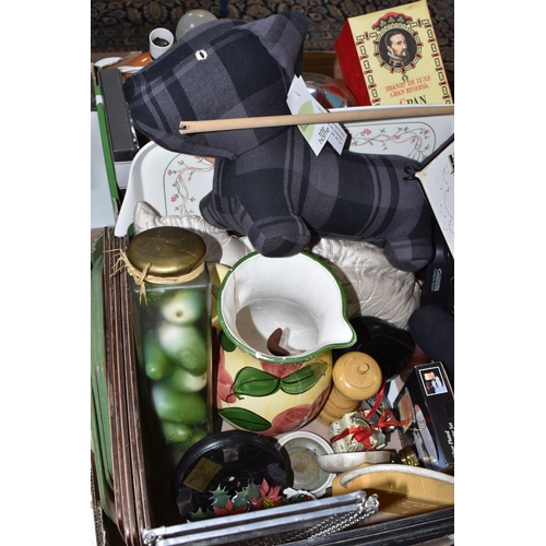 525 - TWO BOXES AND LOOSE MISCELLANEOUS SUNDRIES to include a souvenir Indonesian-style dagger with a resi... 