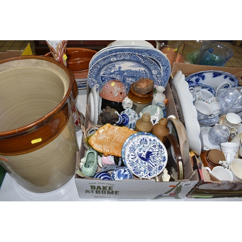 527 - TWO BOXES AND LOOSE MIXED CERAMICS AND GLASSWARE to include a box of assorted teawares to include a ... 