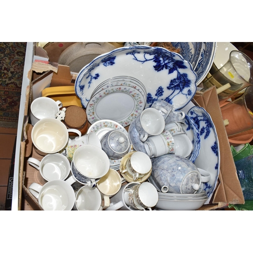 527 - TWO BOXES AND LOOSE MIXED CERAMICS AND GLASSWARE to include a box of assorted teawares to include a ... 