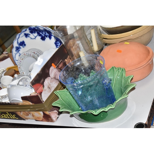 527 - TWO BOXES AND LOOSE MIXED CERAMICS AND GLASSWARE to include a box of assorted teawares to include a ... 