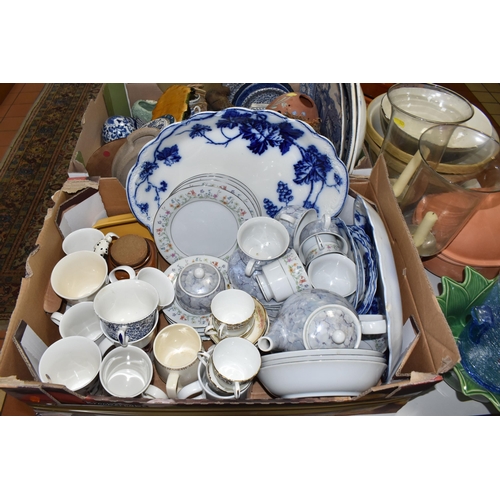 527 - TWO BOXES AND LOOSE MIXED CERAMICS AND GLASSWARE to include a box of assorted teawares to include a ... 