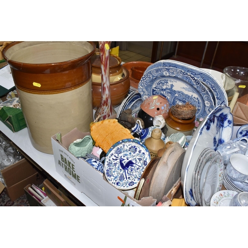 527 - TWO BOXES AND LOOSE MIXED CERAMICS AND GLASSWARE to include a box of assorted teawares to include a ... 