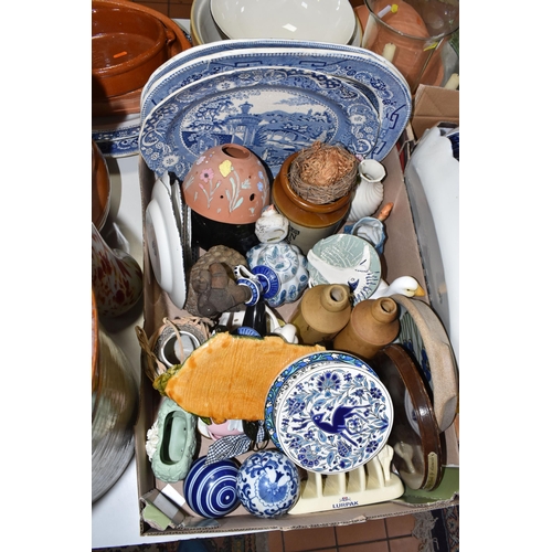 527 - TWO BOXES AND LOOSE MIXED CERAMICS AND GLASSWARE to include a box of assorted teawares to include a ... 