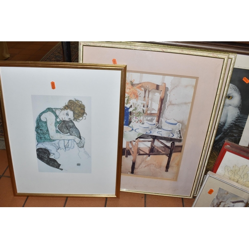 542 - A SMALL QUANTITY OF PRINTS ETC, to include two signed Barry Tandy Owl prints, Pamela Kay print, two ... 