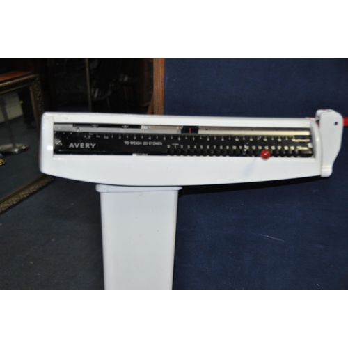 1084 - AN AVERY TYPE 3306 ABV MANUAL BODY SCALE height 118cm