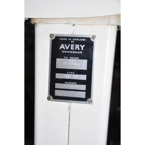 1084 - AN AVERY TYPE 3306 ABV MANUAL BODY SCALE height 118cm