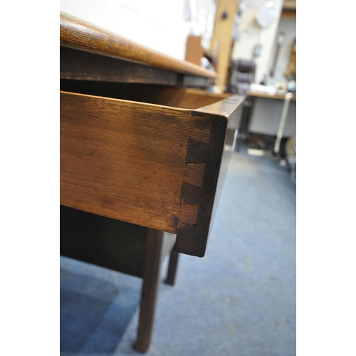 1280 - AN EARLY 20TH CENTURY OAK KNEEHOLE DESK, fitted with seven assorted drawers, width 115cm x depth 67c... 