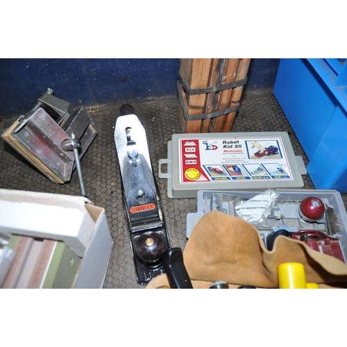 1056 - TWO TRAYS CONTAINING WOODWORKING TOOLS AND A GIFKINS DOVETAILING JIG including a Stanley No.5 plane,... 