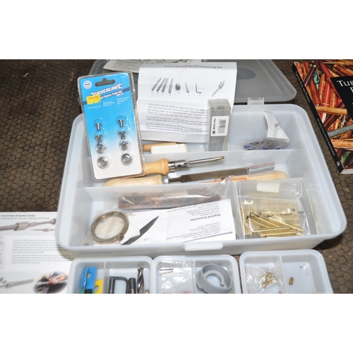 1058 - AN AXMINSTER EVOLUTION SERIES COMPRESSION PEN MANDREL, along with a pen making book, a case containi... 