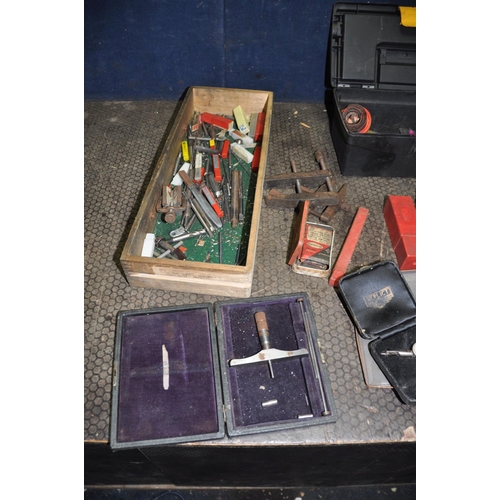 1079 - A TRAY CONTAINING ENGINEERS MARKING, TEST MILLING AND DRILL EQUIPMENT including end mill bits, lathe... 