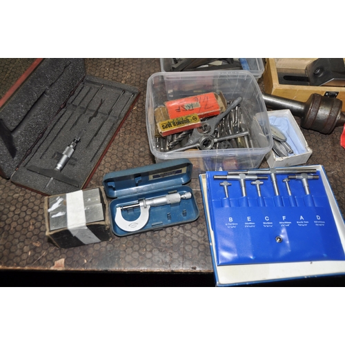 1086 - A COLLECTION OF ENGINEERS TEST EQUIPMENT AND LATHE ACCESSORIES, including Starrett depth gauge and m... 