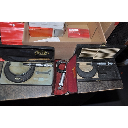 1086 - A COLLECTION OF ENGINEERS TEST EQUIPMENT AND LATHE ACCESSORIES, including Starrett depth gauge and m... 