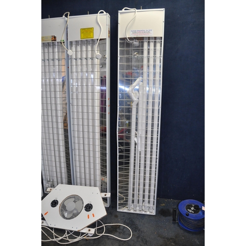 1097 - AN ALPHATAN SUNSHOWER V20 with four 5 tube panels (four broken) and top with timers and a fan (UNTES... 