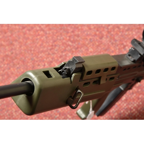 299 - AN SA80 STYLE BB GUN, fitted with removeable magazine, appears to be in working order