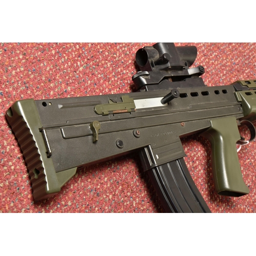 299 - AN SA80 STYLE BB GUN, fitted with removeable magazine, appears to be in working order