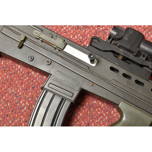 299 - AN SA80 STYLE BB GUN, fitted with removeable magazine, appears to be in working order