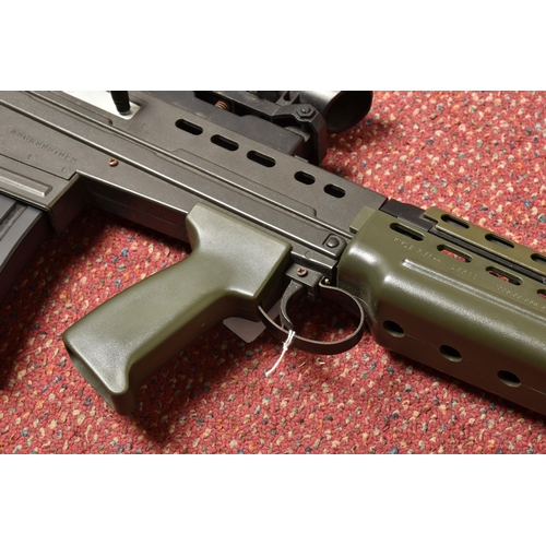 299 - AN SA80 STYLE BB GUN, fitted with removeable magazine, appears to be in working order