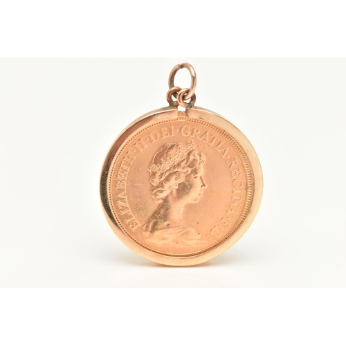 17 - A FULL GOLD SOVEREIGN COIN PENDANT, depicting Elizabeth II dated 1974, collet set within a polished ... 