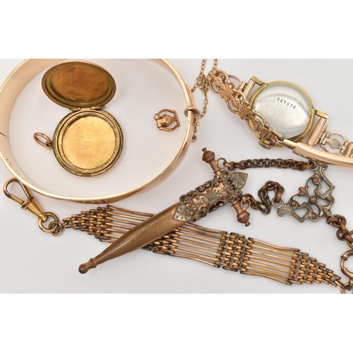 60 - A SELECTION OF GOLD PLATED ITEMS, to include a 9ct gold metal core hinged bangle with foliate patter... 