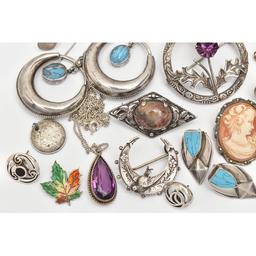 61 - A SELECTION OF SILVER AND WHITE METAL JEWELLERY, to include a silver sweetheart brooch in the form o... 